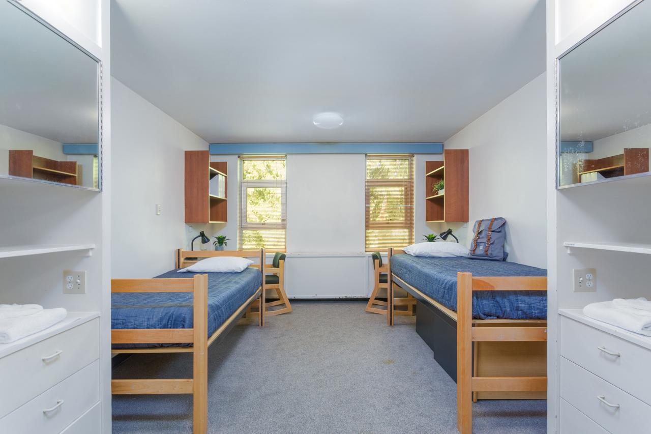 Pacific Spirit Hostel Ванкувър Екстериор снимка